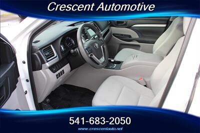 2017 Toyota Highlander LE   - Photo 10 - Eugene, OR 97402