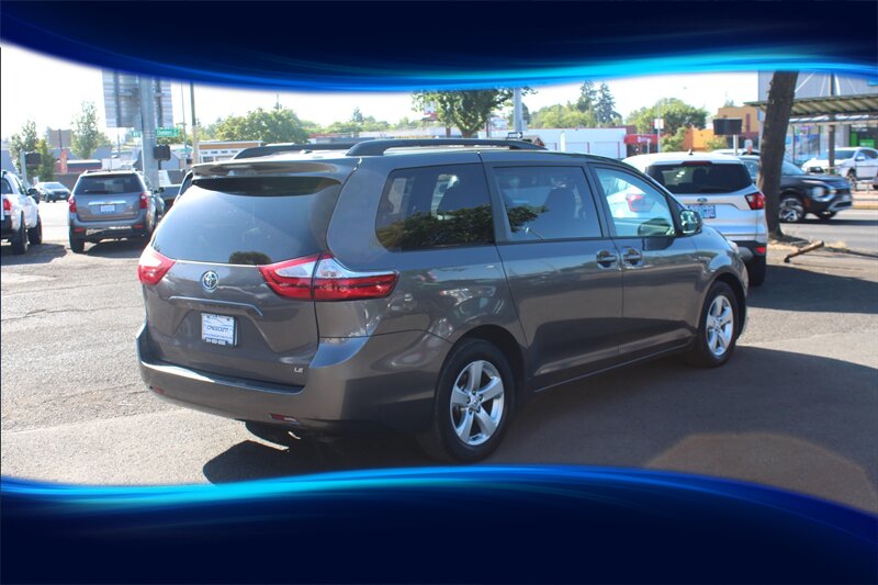 2016 Toyota Sienna LE photo 4