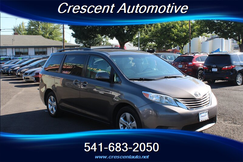 2016 Toyota Sienna LE photo 2