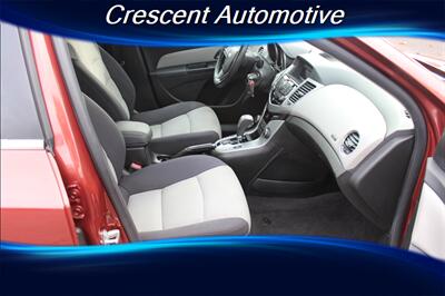 2012 Chevrolet Cruze LS   - Photo 11 - Eugene, OR 97402