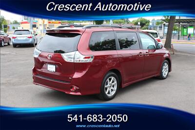 2018 Toyota Sienna SE Premium 8-Passenger - Photo 6 - Eugene, OR 97402