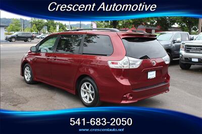 2018 Toyota Sienna SE Premium 8-Passenger - Photo 8 - Eugene, OR 97402