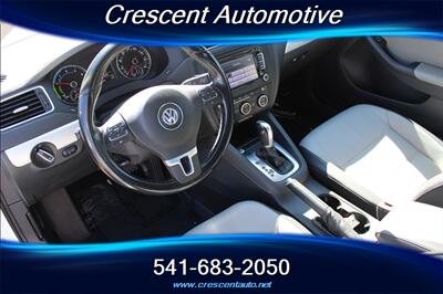 2013 Volkswagen Jetta Hybrid   - Photo 11 - Eugene, OR 97402