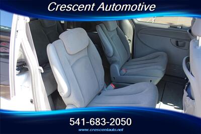 2006 Chrysler Town and Country Touring - Photo 14 - Eugene, OR 97402