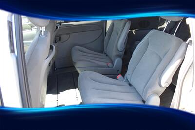 2006 Chrysler Town and Country Touring - Photo 12 - Eugene, OR 97402