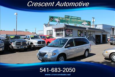 2006 Chrysler Town and Country Touring - Photo 2 - Eugene, OR 97402