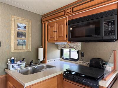 2013 Tiffin Allegro 30GA   - Photo 19 - Poulsbo, WA 98370