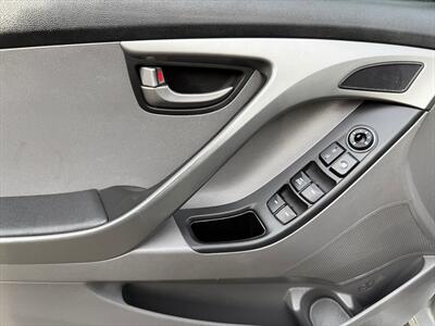 2016 Hyundai Elantra SE   - Photo 12 - Poulsbo, WA 98370