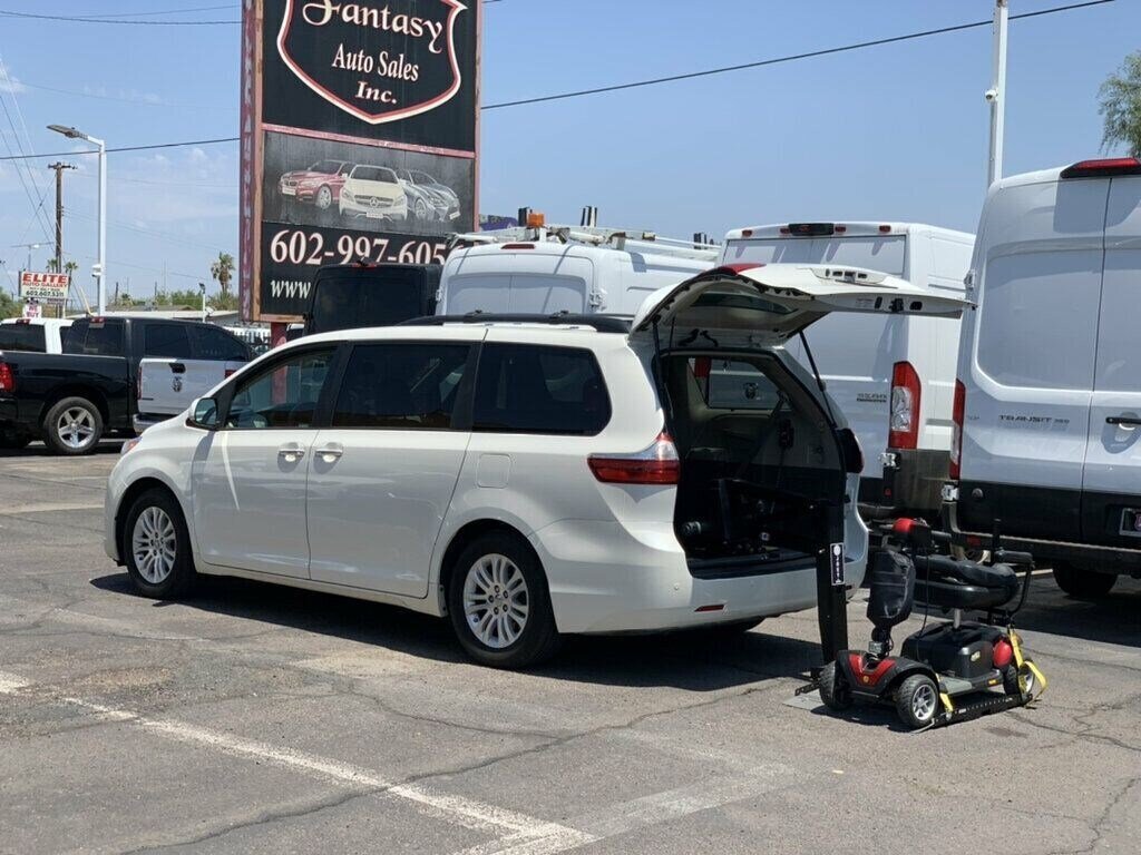 2017 Toyota Sienna XLE 8-Passenger   - Photo 1 - Phoenix, AZ 85020