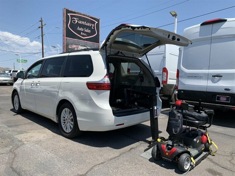 2017 Toyota Sienna XLE 8-Passenger  HANDICAP ACCESSIBLE