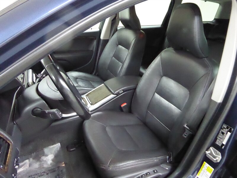 2015 VOLVO XC70 - Image 18