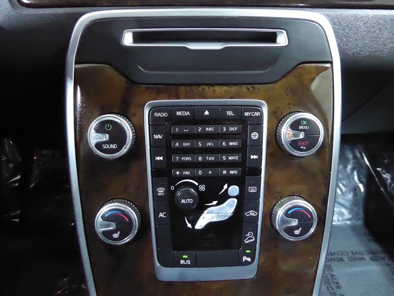 2015 VOLVO XC70 - Image 14