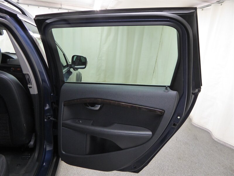 2015 VOLVO XC70 - Image 30