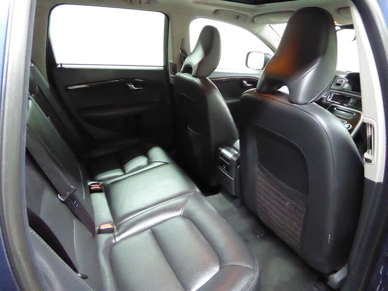2015 VOLVO XC70 - Image 28