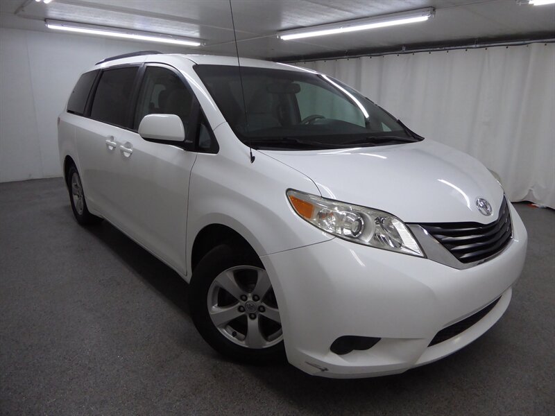 2014 Toyota Sienna LE's photo