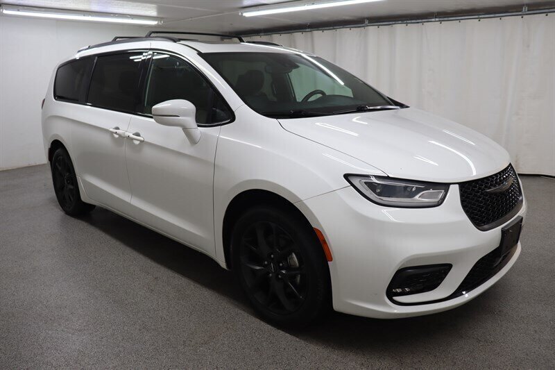 Bright White Clear Coat 2021 Chrysler Pacifica Minivan Front-Wheel Drive Automatic