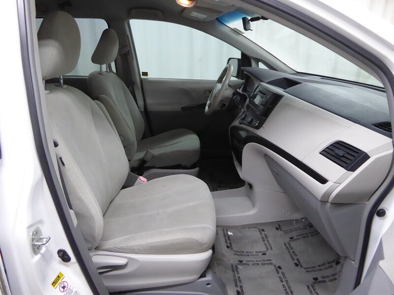 2013 TOYOTA SIENNA - Image 20