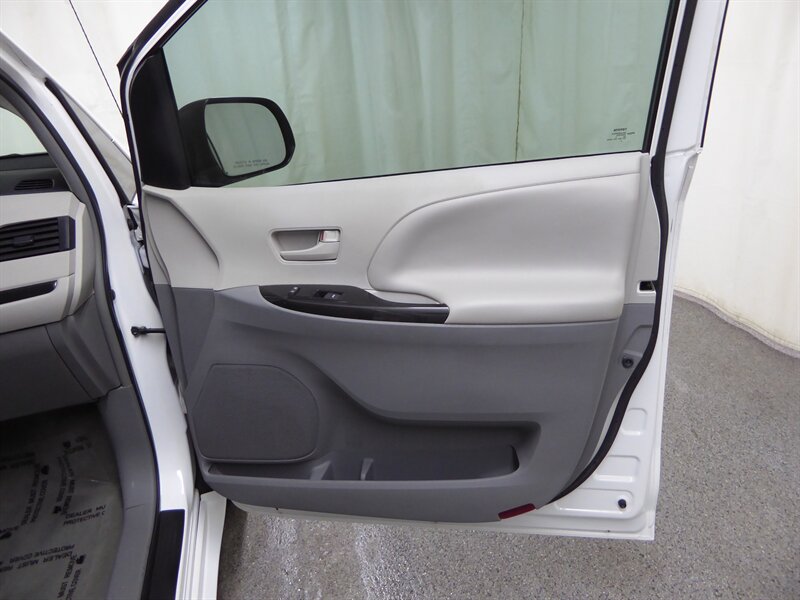 2013 TOYOTA SIENNA - Image 21