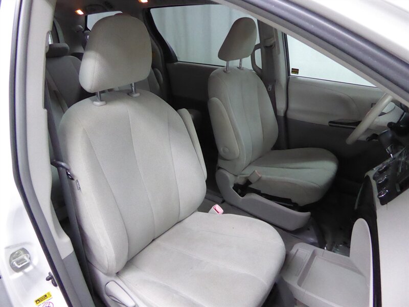 2013 TOYOTA SIENNA - Image 19