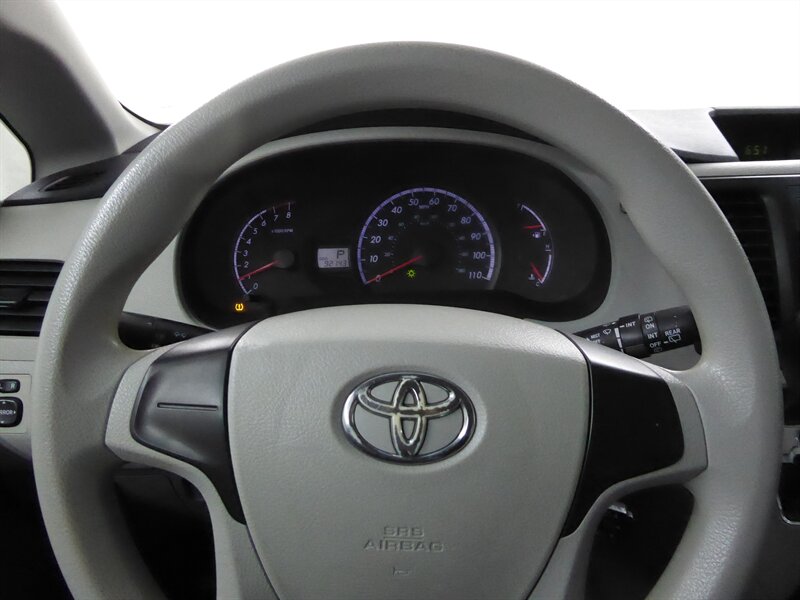 2013 TOYOTA SIENNA - Image 9