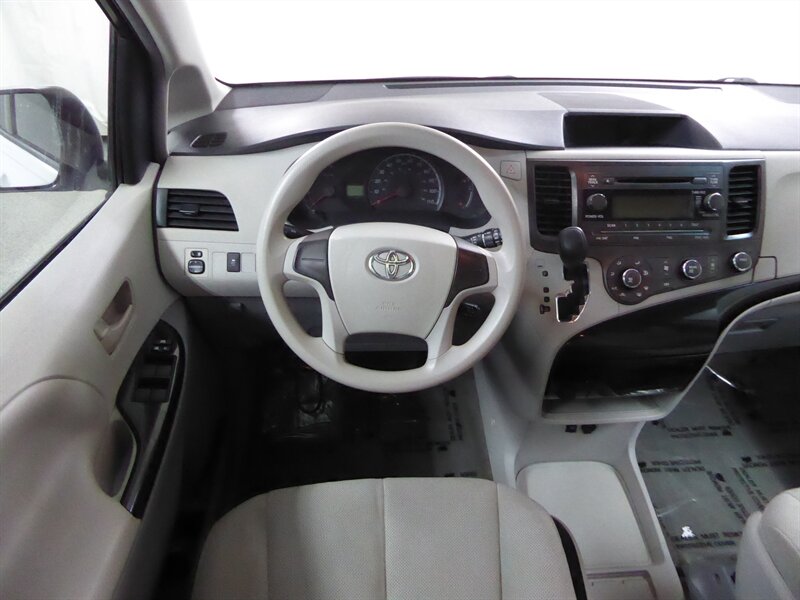 2013 TOYOTA SIENNA - Image 8