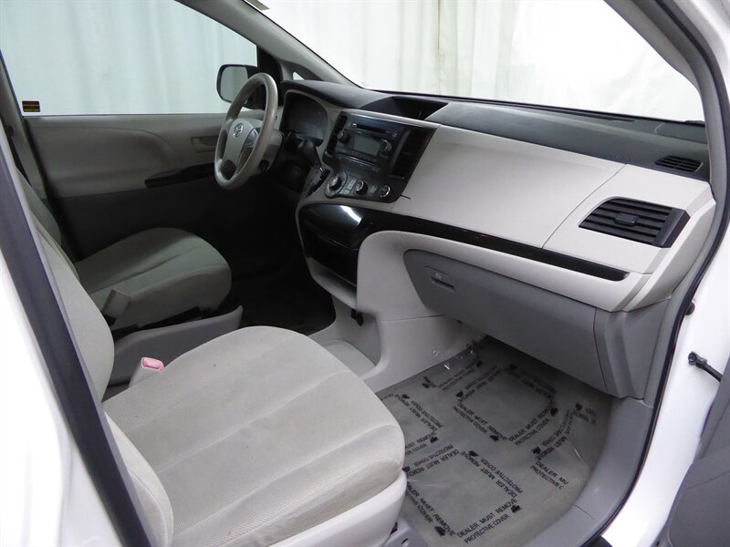 2013 TOYOTA SIENNA - Image 18