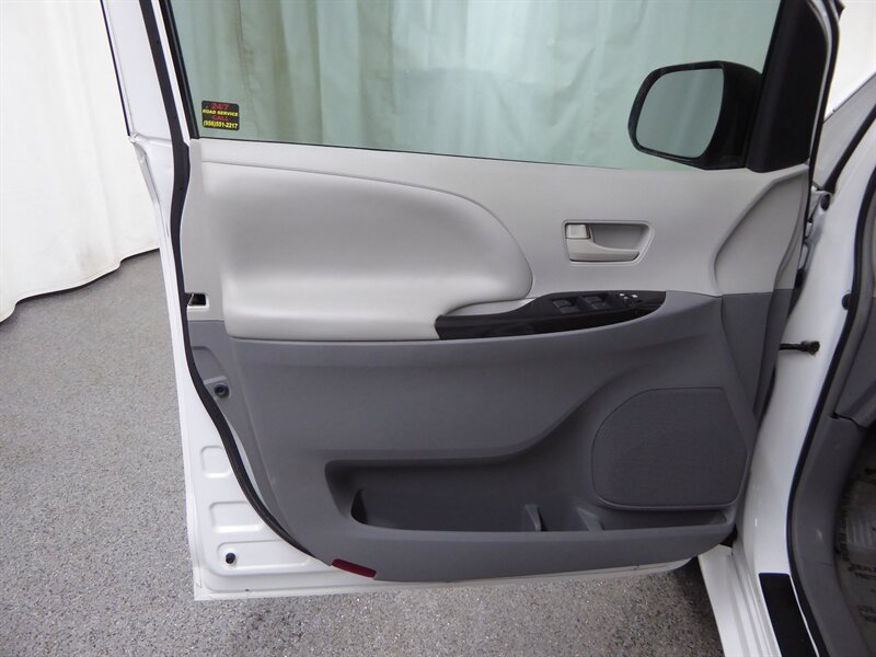 2013 TOYOTA SIENNA - Image 17
