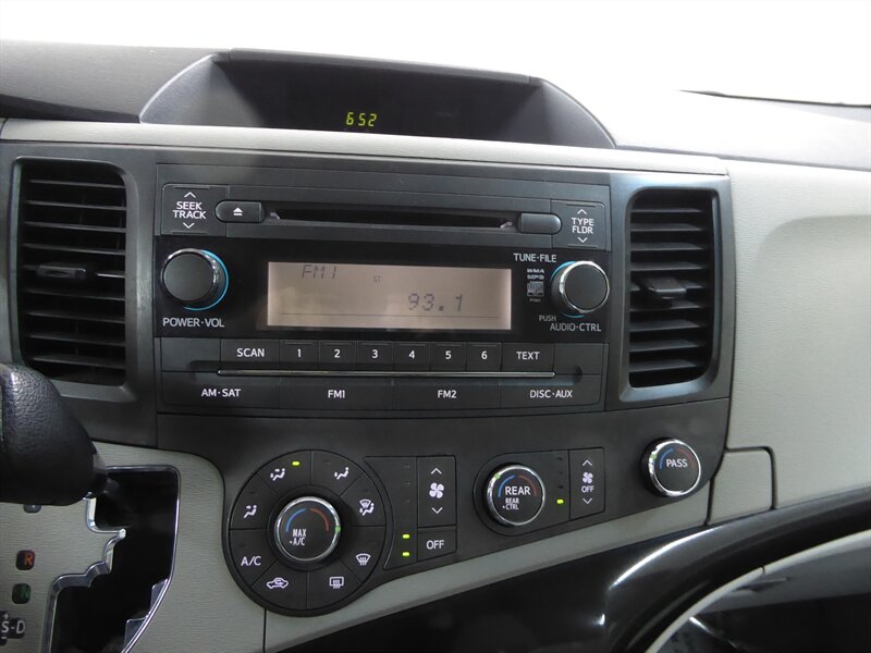 2013 TOYOTA SIENNA - Image 12