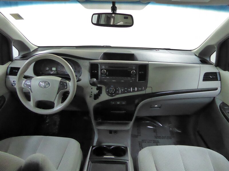 2014 TOYOTA SIENNA - Image 8