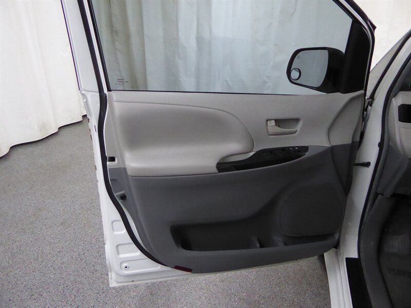 2014 TOYOTA SIENNA - Image 20