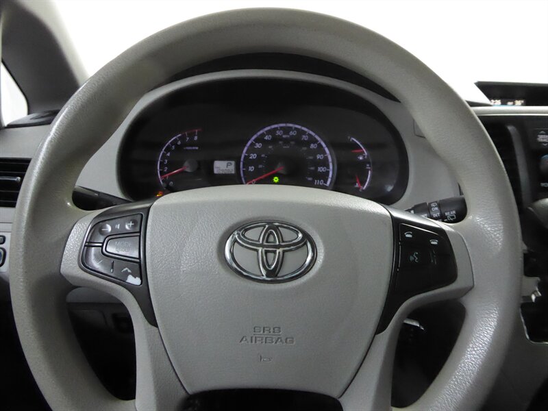 2014 TOYOTA SIENNA - Image 10