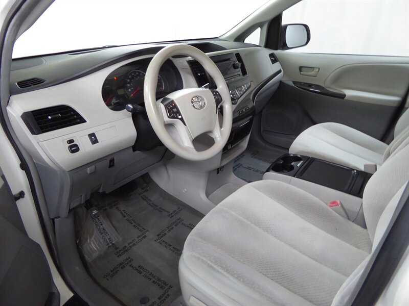 2014 TOYOTA SIENNA - Image 17
