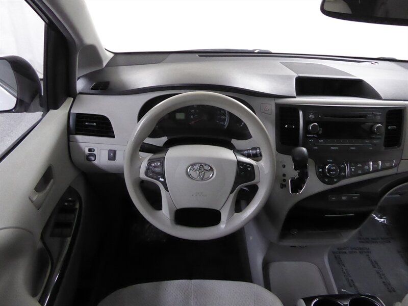 2014 TOYOTA SIENNA - Image 9