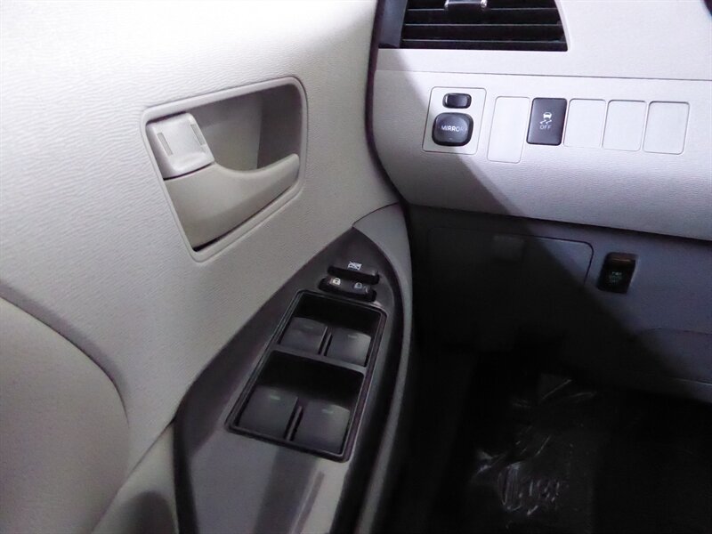 2014 TOYOTA SIENNA - Image 16