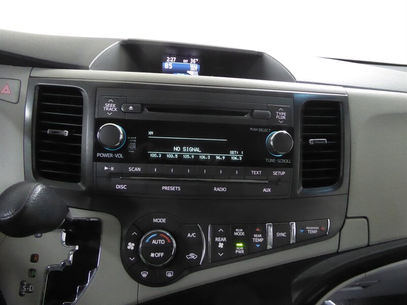 2014 TOYOTA SIENNA - Image 13