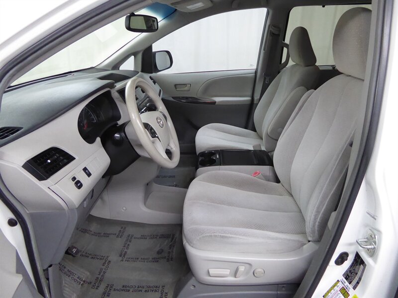2014 TOYOTA SIENNA - Image 19