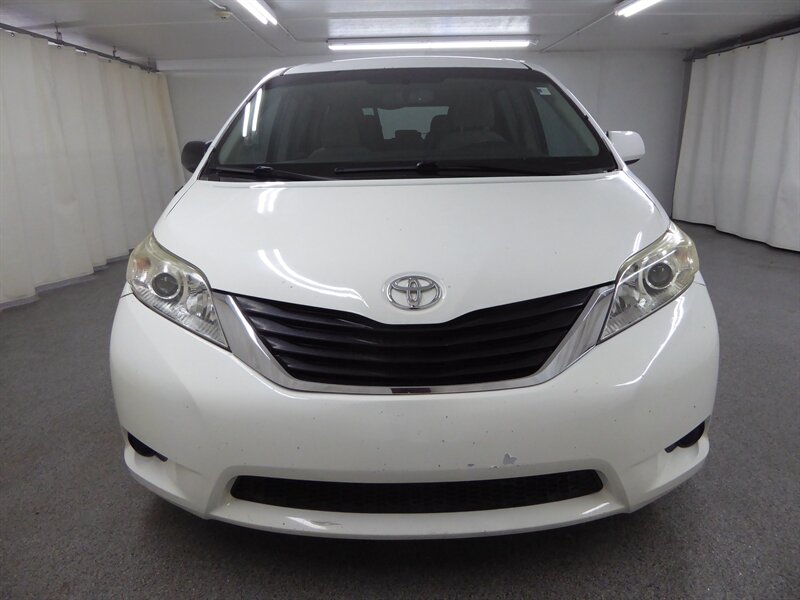 2014 TOYOTA SIENNA - Image 2