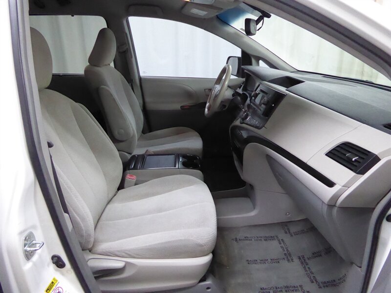 2014 TOYOTA SIENNA - Image 23