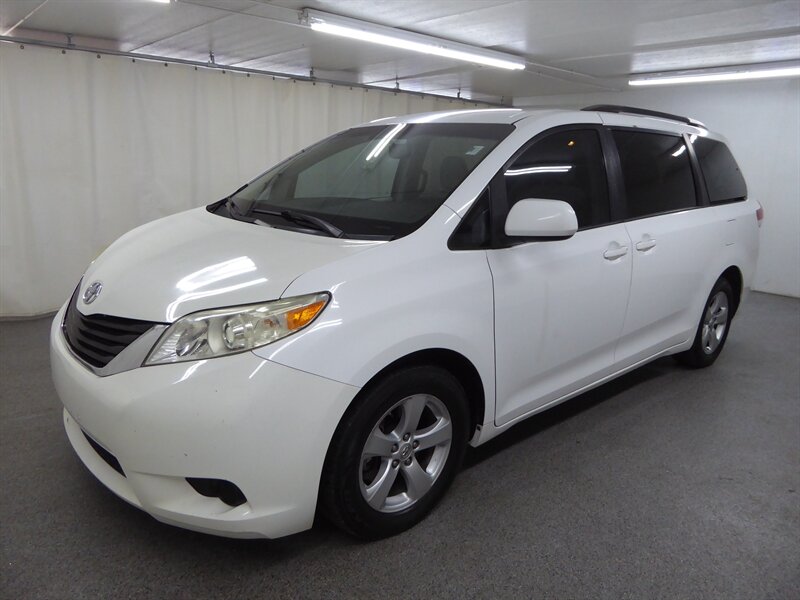 2014 TOYOTA SIENNA - Image 3