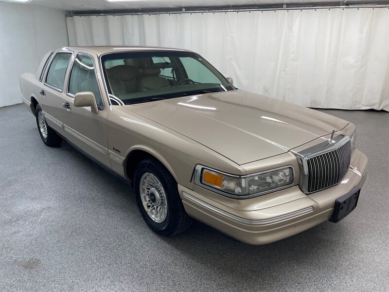 1997 Lincoln Town Car Executive - Photo 1 - Downers Grove, IL 60515