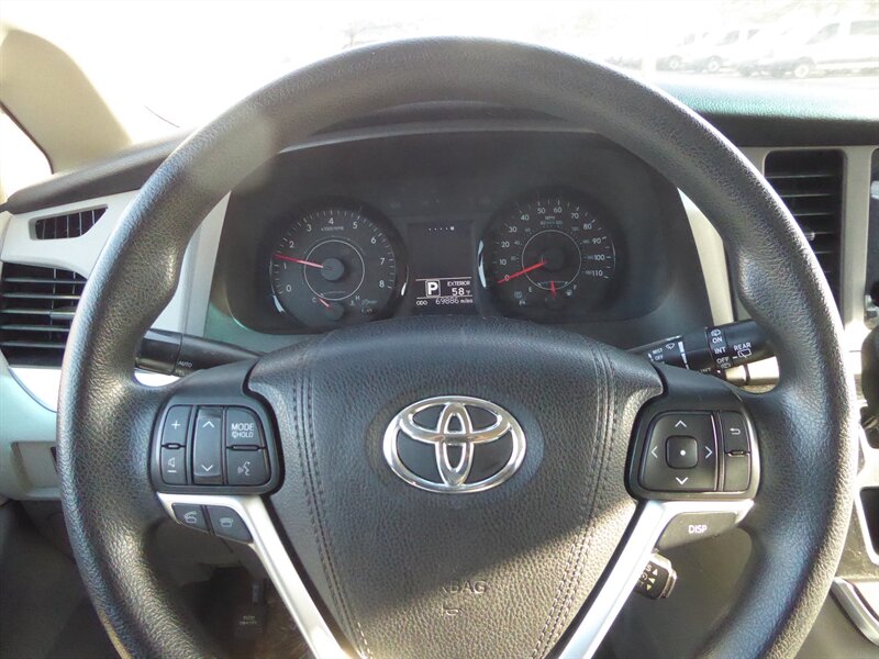 2016 TOYOTA SIENNA - Image 11