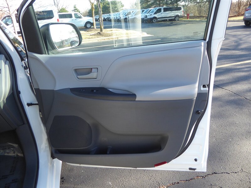 2016 TOYOTA SIENNA - Image 24