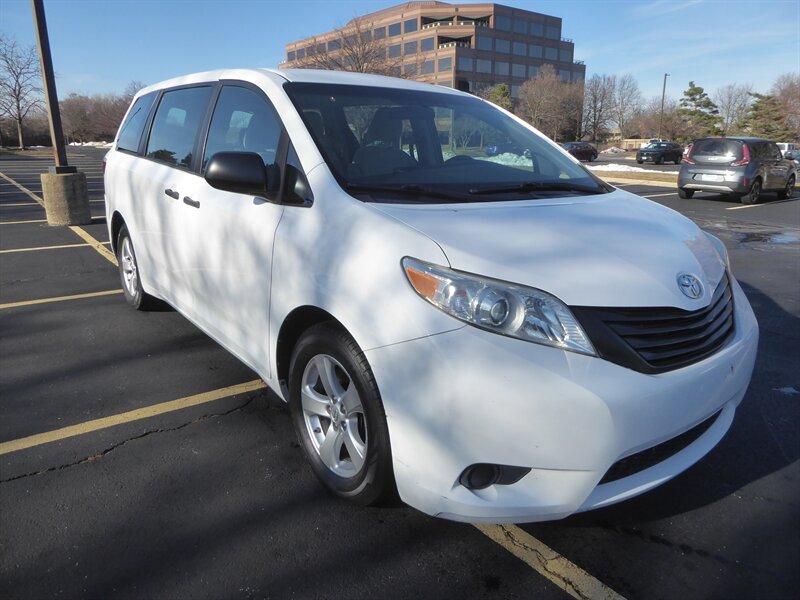 2016 TOYOTA SIENNA - Image 1