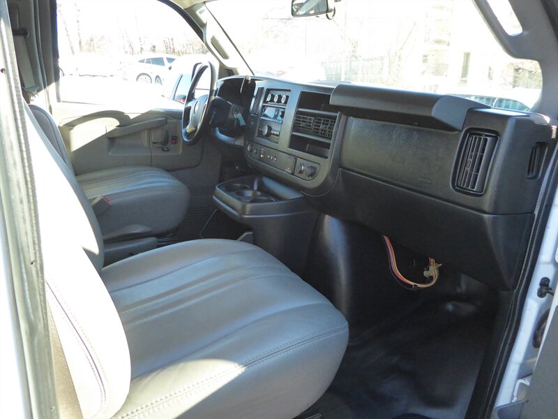 2017 CHEVROLET EXPRESS - Image 19