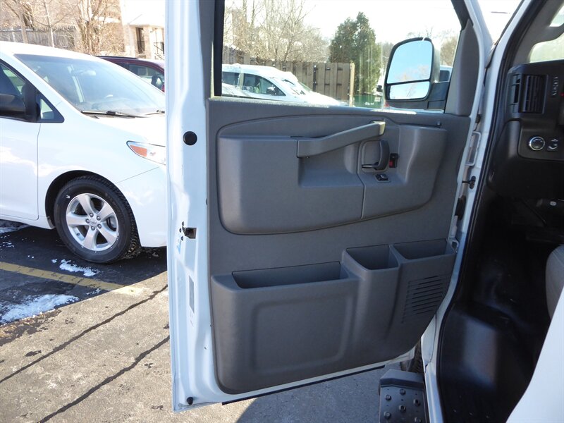 2017 CHEVROLET EXPRESS - Image 18