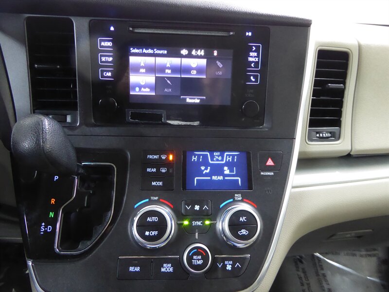 2017 TOYOTA SIENNA - Image 13