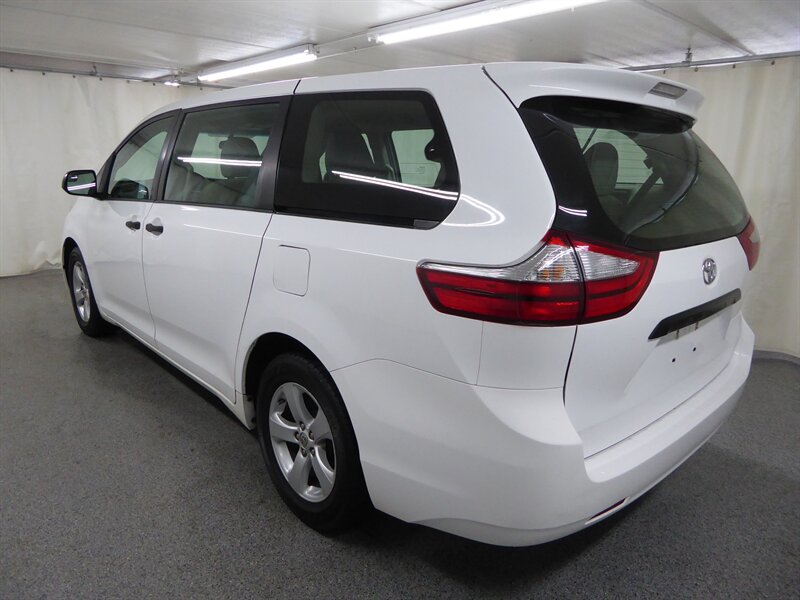 2017 TOYOTA SIENNA - Image 5