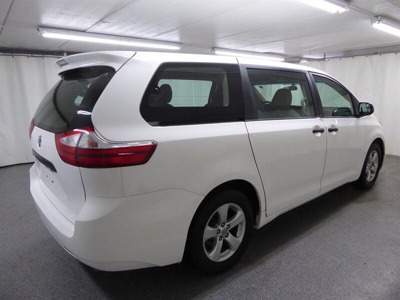 2017 TOYOTA SIENNA - Image 7