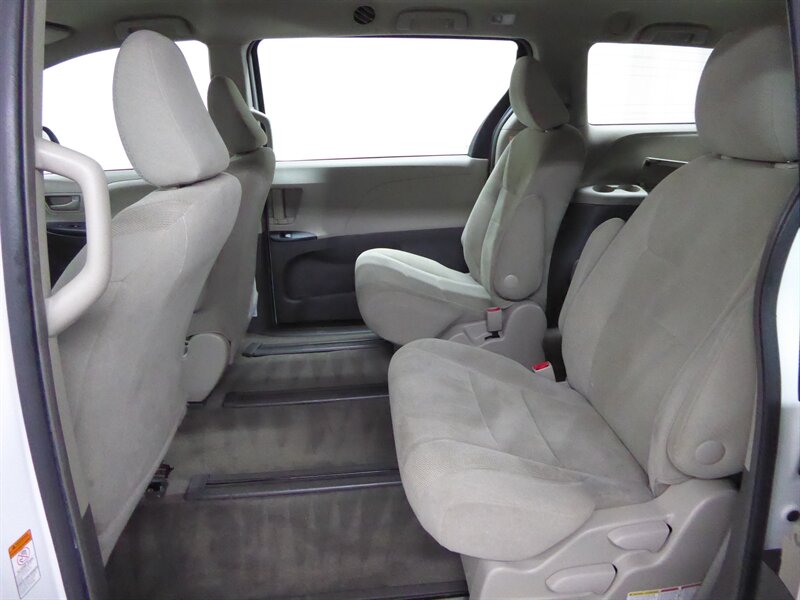 2017 TOYOTA SIENNA - Image 25