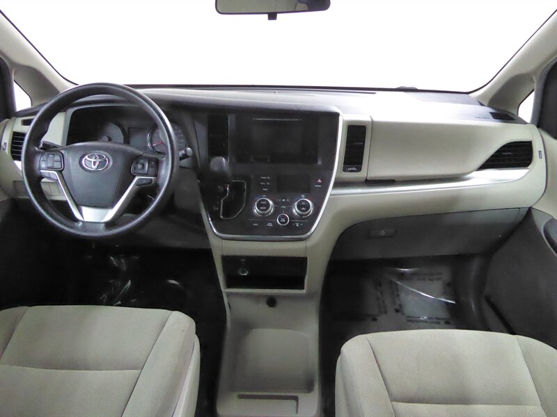 2017 TOYOTA SIENNA - Image 8